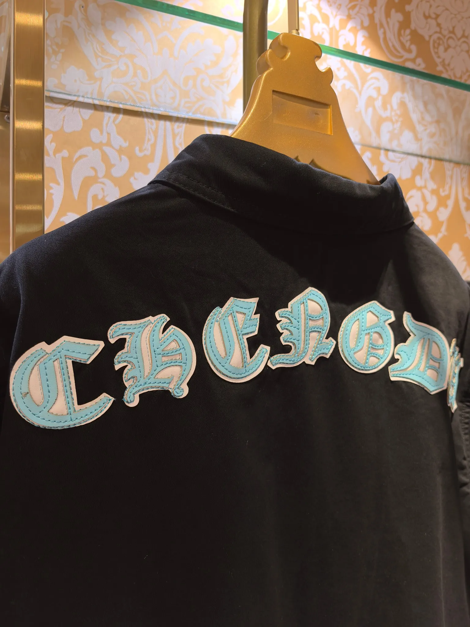 P480 Chrome Hearts advanced custom model, Chrome Hearts patchwork leather denim jacket, twill denim custom fabric, cross patchwork leather is all imitation lambskin, all dyed to completely restore no color difference, the inner leather label is first-layer calfskin, all hardware is 925 silver plated, it is the highest version, you get what you pay for, the same size for men and women, size S M L XL.